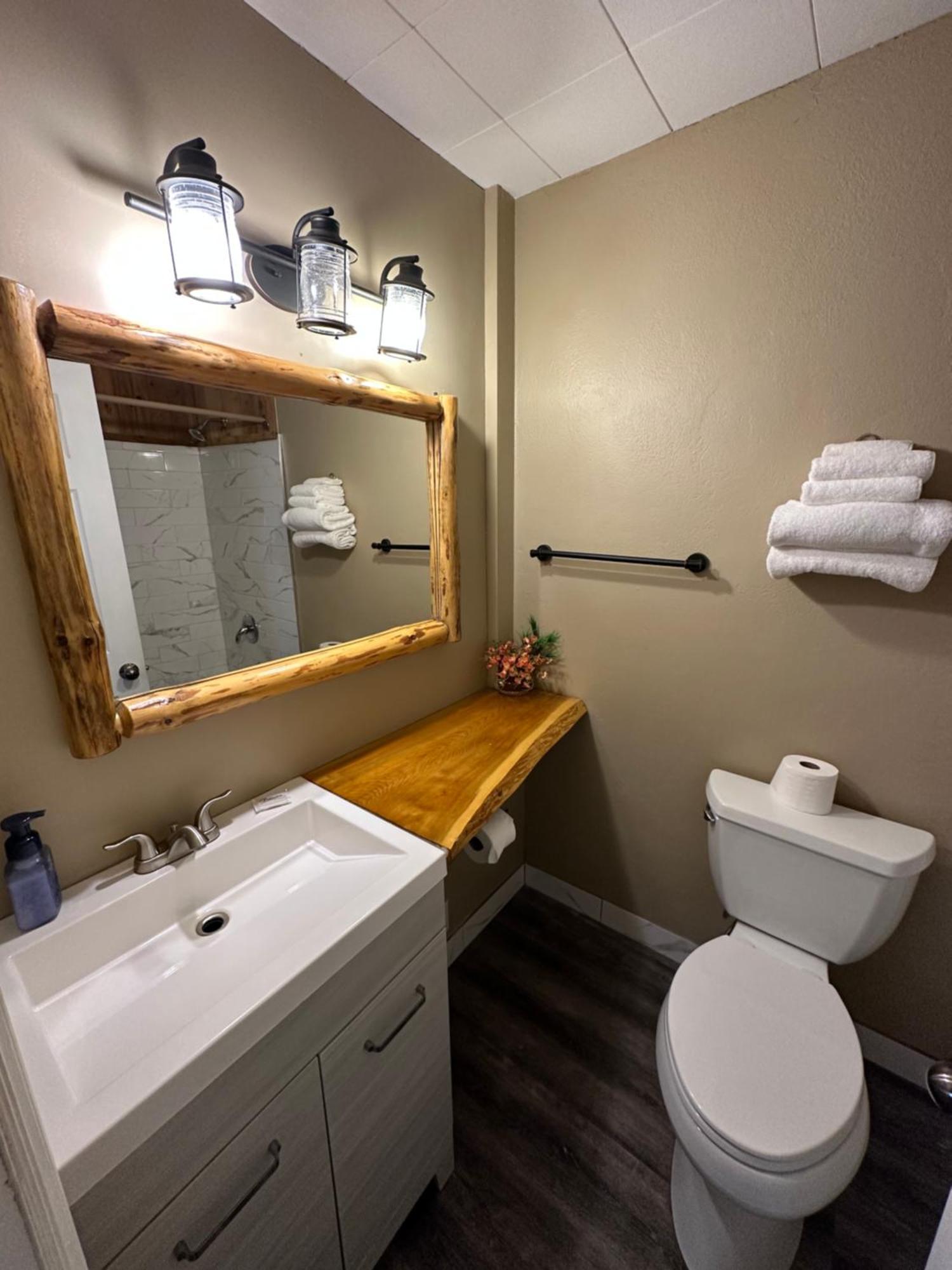 Pinecrest Motel Nipigon Екстер'єр фото